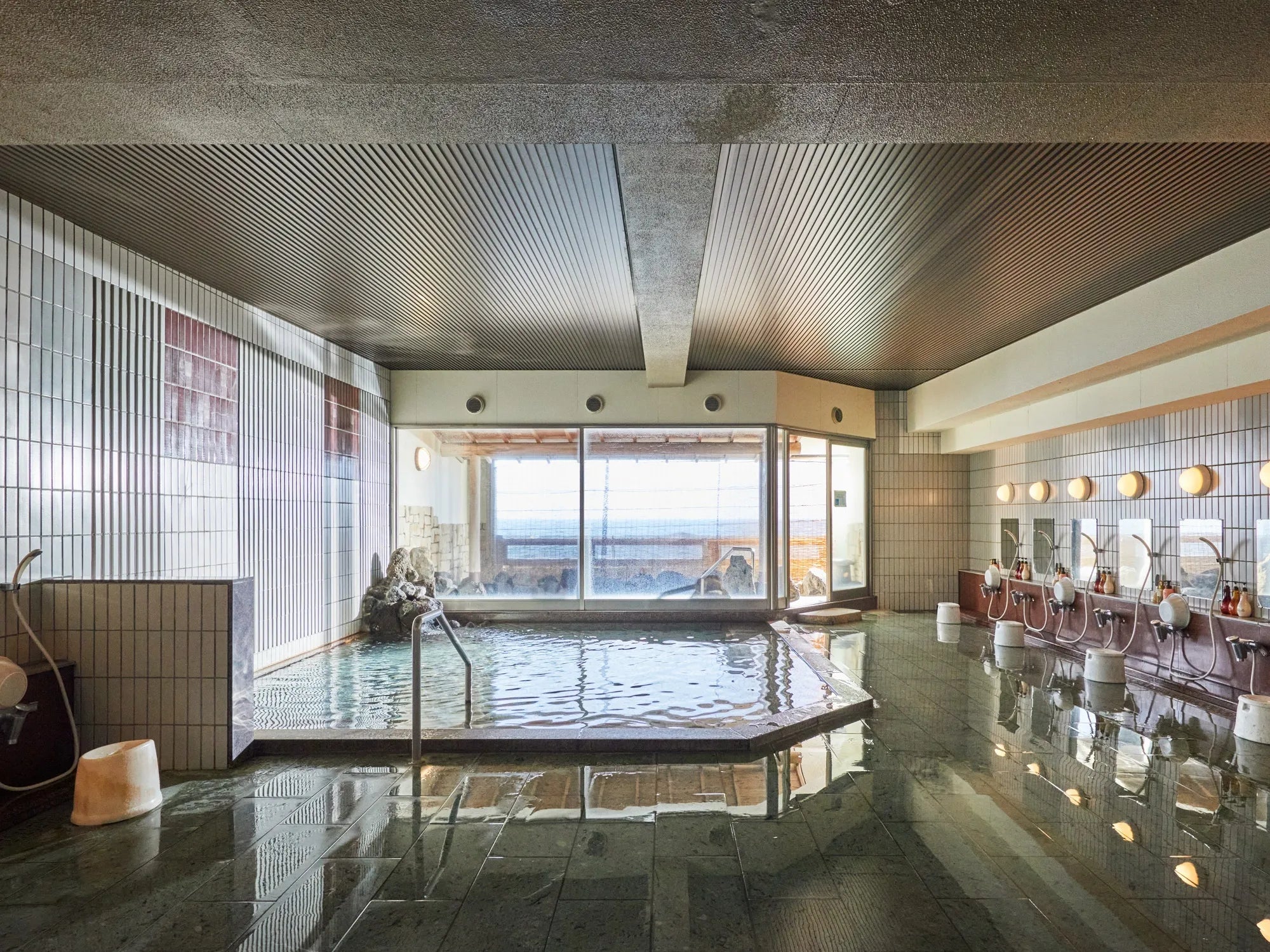 伝統と風格の宿 ホテル万長
30,000円宿泊券